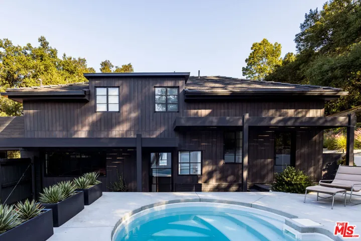 3860 Kingswood Road, Sherman Oaks, California 91403