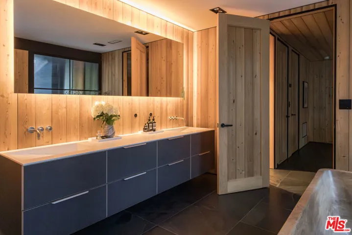 3860 Kingswood Road, Sherman Oaks, California 91403