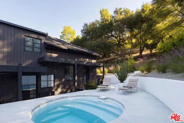 3860 Kingswood Road, Sherman Oaks, California 91403