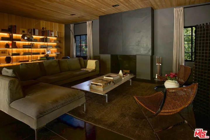 3860 Kingswood Road, Sherman Oaks, California 91403