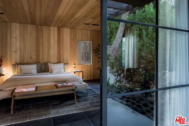 3860 Kingswood Road, Sherman Oaks, California 91403