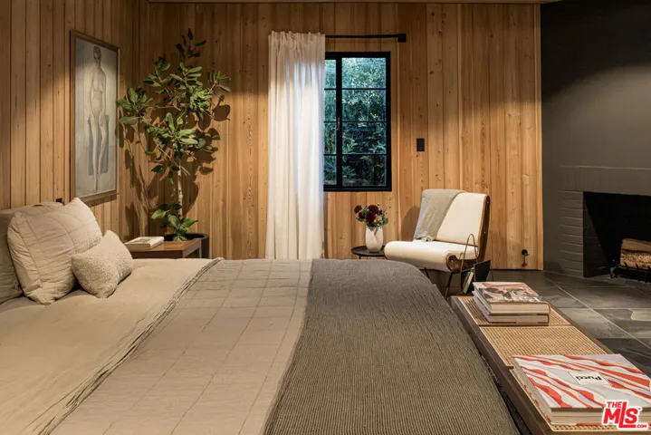3860 Kingswood Road, Sherman Oaks, California 91403