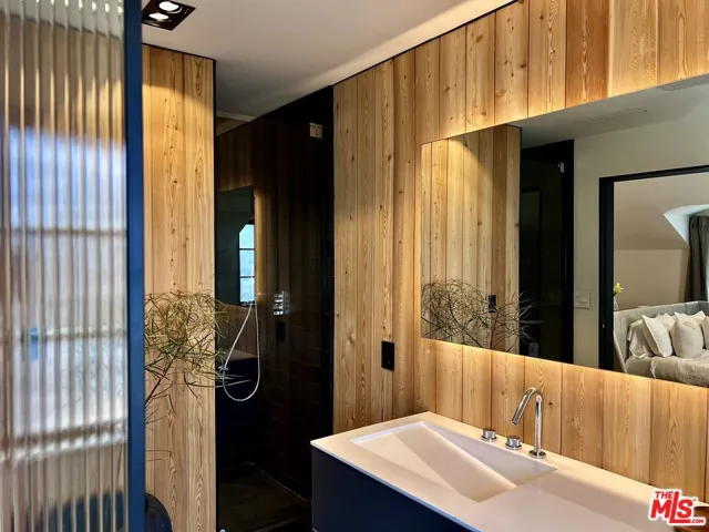 3860 Kingswood Road, Sherman Oaks, California 91403