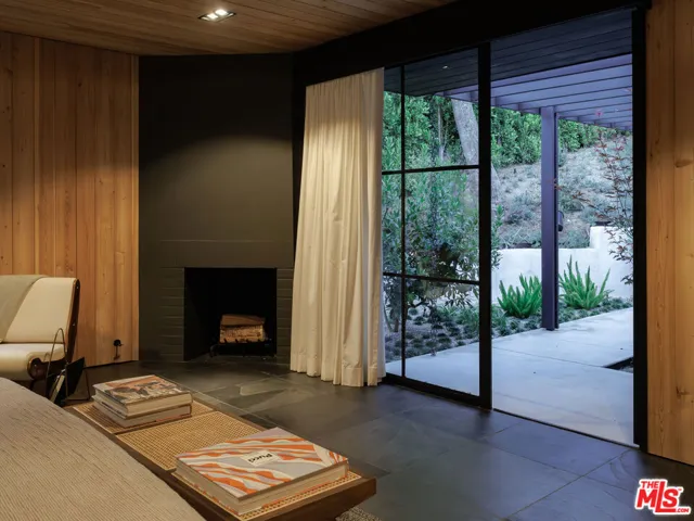 3860 Kingswood Road, Sherman Oaks, California 91403