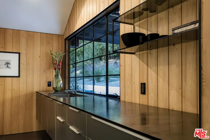 3860 Kingswood Road, Sherman Oaks, California 91403