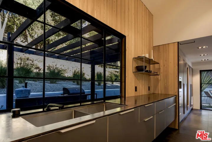 3860 Kingswood Road, Sherman Oaks, California 91403