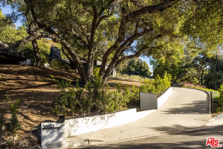 3860 Kingswood Road, Sherman Oaks, California 91403