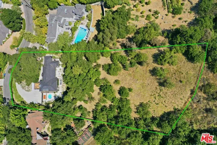 3860 Kingswood Road, Sherman Oaks, California 91403