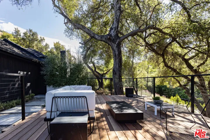 3860 Kingswood Road, Sherman Oaks, California 91403