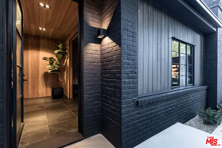 3860 Kingswood Road, Sherman Oaks, California 91403