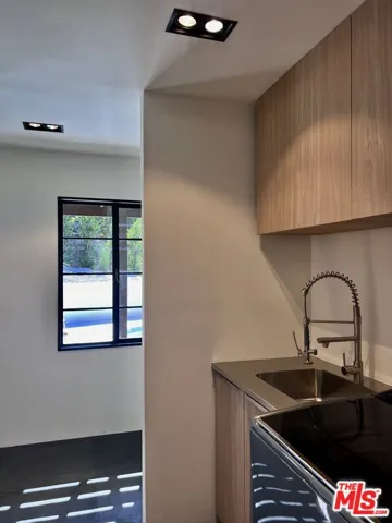 3860 Kingswood Road, Sherman Oaks, California 91403