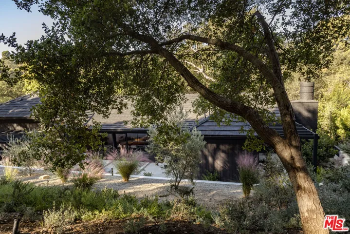 3860 Kingswood Road, Sherman Oaks, California 91403