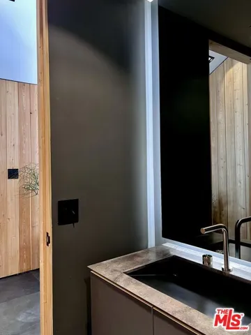 3860 Kingswood Road, Sherman Oaks, California 91403