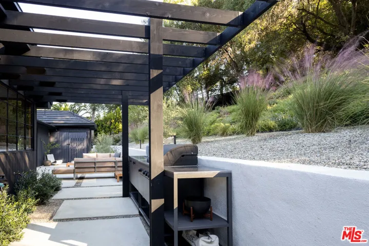 3860 Kingswood Road, Sherman Oaks, California 91403