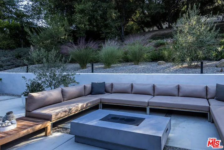 3860 Kingswood Road, Sherman Oaks, California 91403