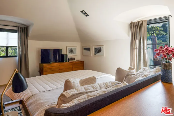 3860 Kingswood Road, Sherman Oaks, California 91403