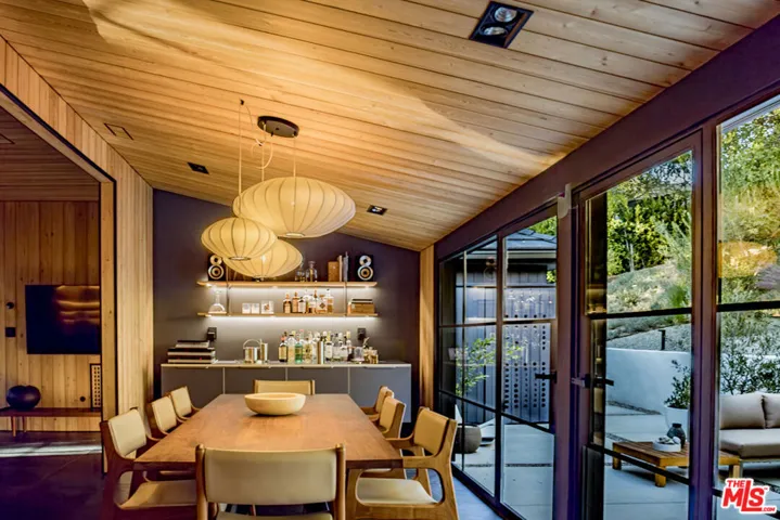 3860 Kingswood Road, Sherman Oaks, California 91403