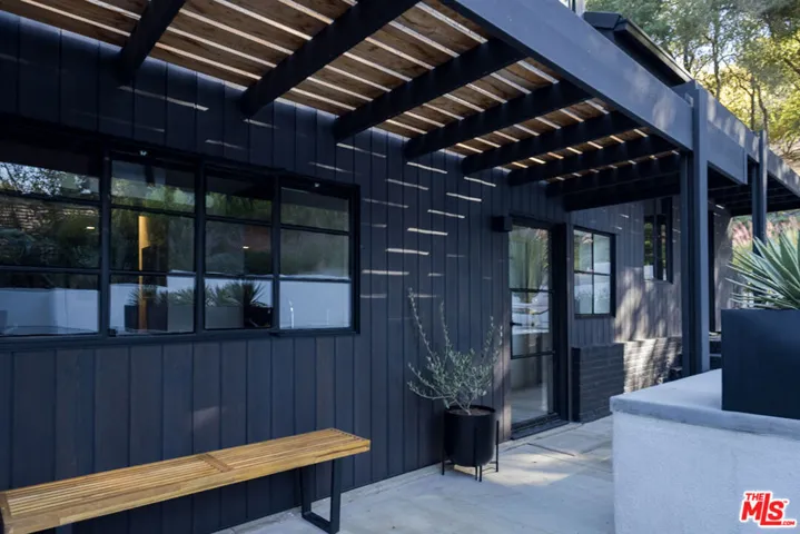 3860 Kingswood Road, Sherman Oaks, California 91403