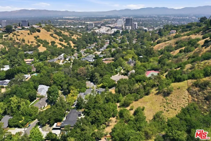 3860 Kingswood Road, Sherman Oaks, California 91403