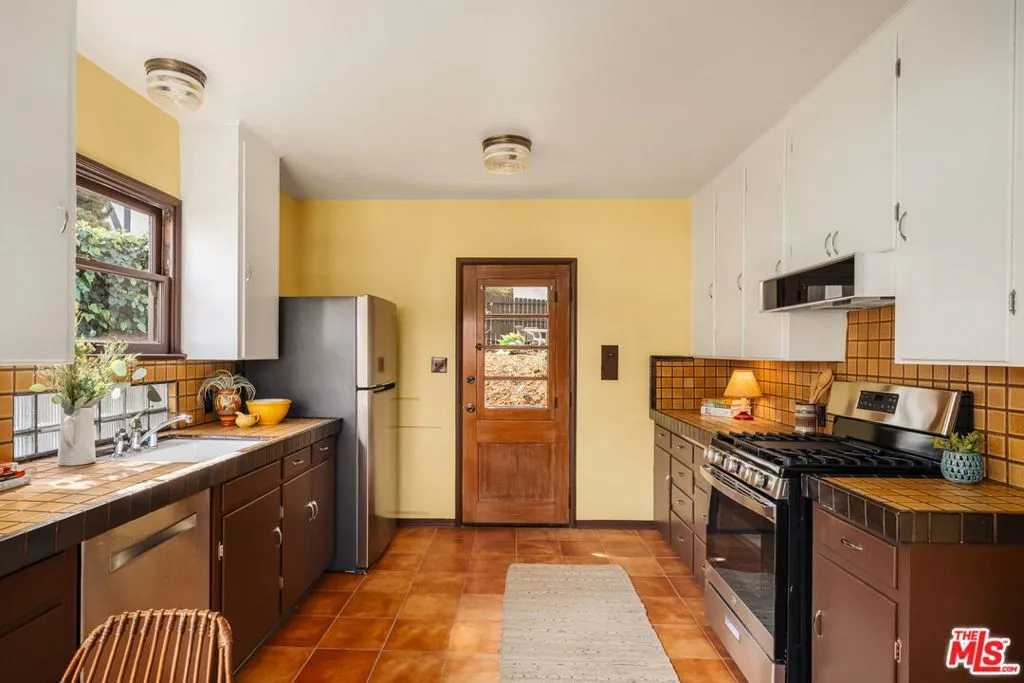 2601 Adelbert Avenue, Silver Lake, California 90039 home-pic-12