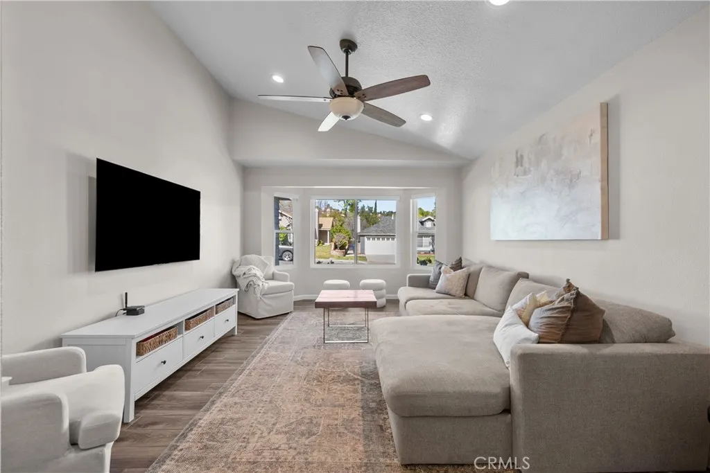 28518 Victoria, Castaic, California 91384 home-pic-3