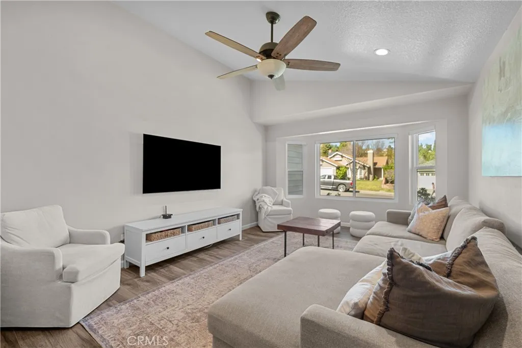 28518 Victoria, Castaic, California 91384 home-pic-4