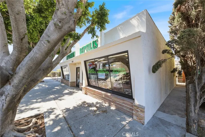 15323 Paramount Blvd: Pet Store