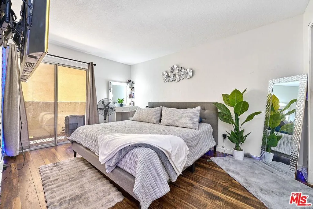 7045 Woodley Avenue 110, Van Nuys, California 91406 home-pic-13