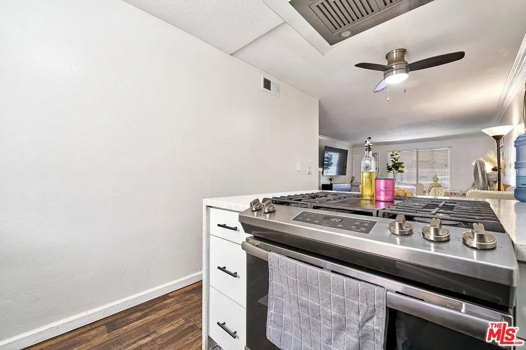7045 Woodley Avenue 110, Van Nuys, California 91406 home-pic-9