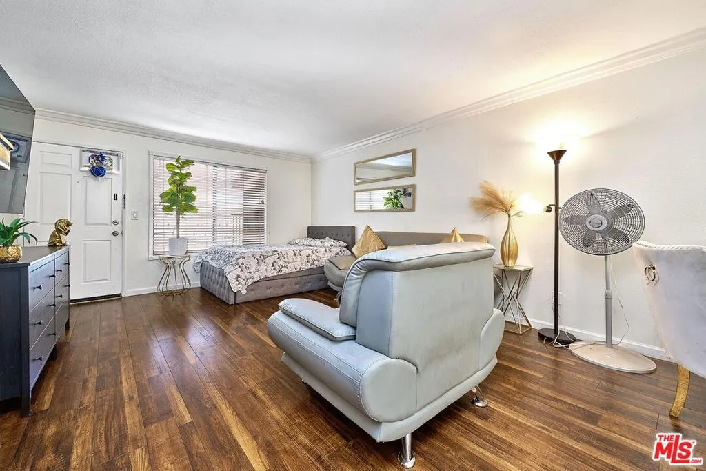 7045 Woodley Avenue 110, Van Nuys, California 91406 home-pic-2