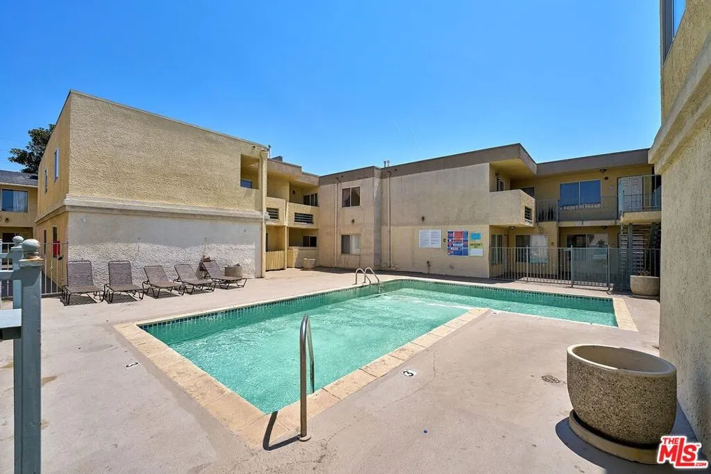 7045 Woodley Avenue 110, Van Nuys, California 91406 home-pic-21