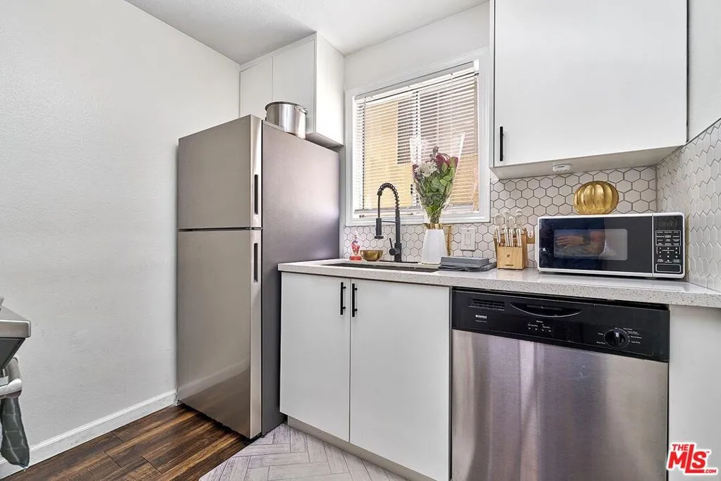 7045 Woodley Avenue 110, Van Nuys, California 91406 home-pic-7