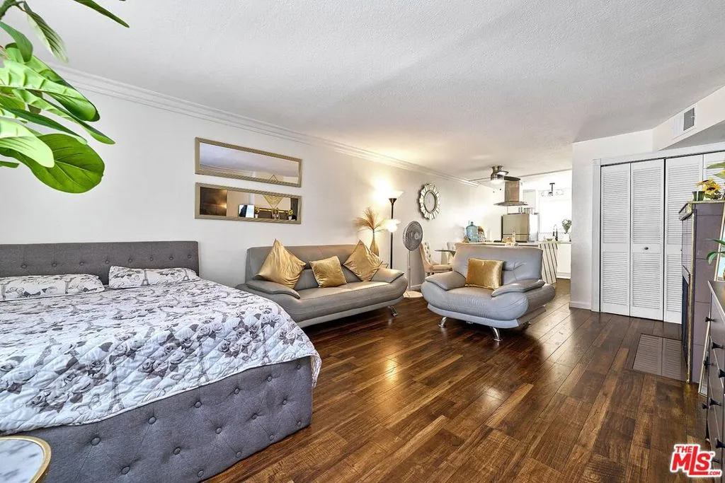 7045 Woodley Avenue 110, Van Nuys, California 91406 home-pic-1