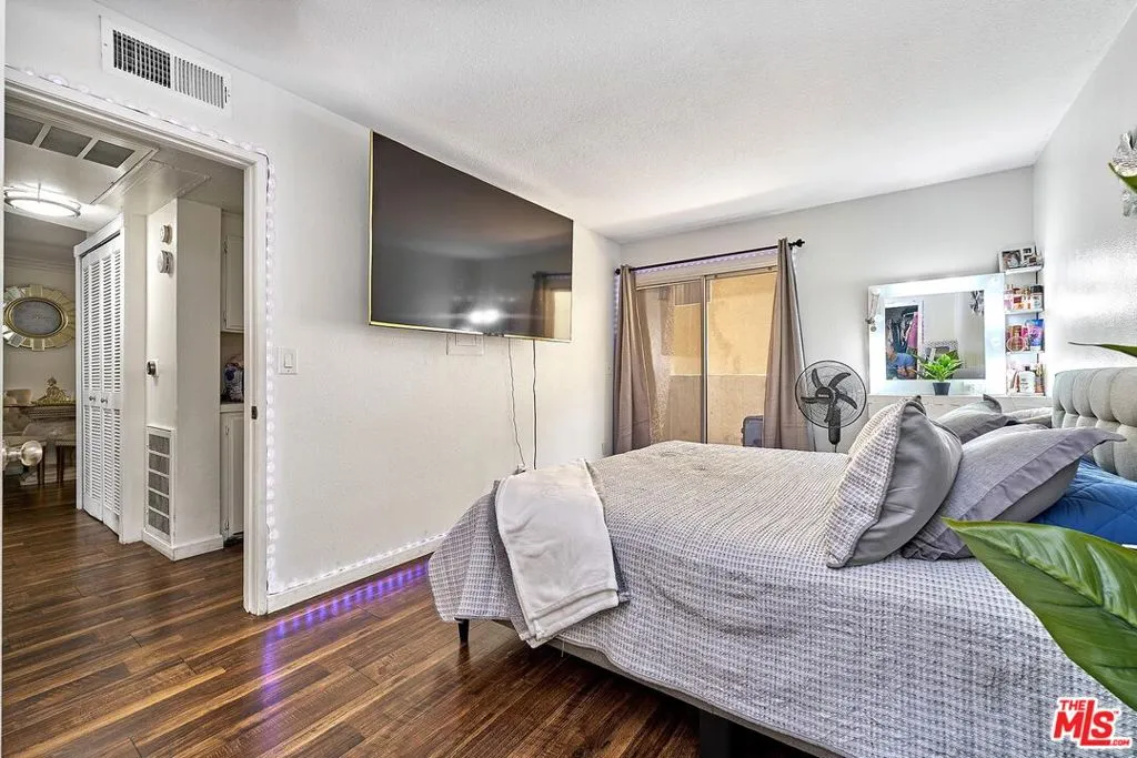 7045 Woodley Avenue 110, Van Nuys, California 91406 home-pic-15
