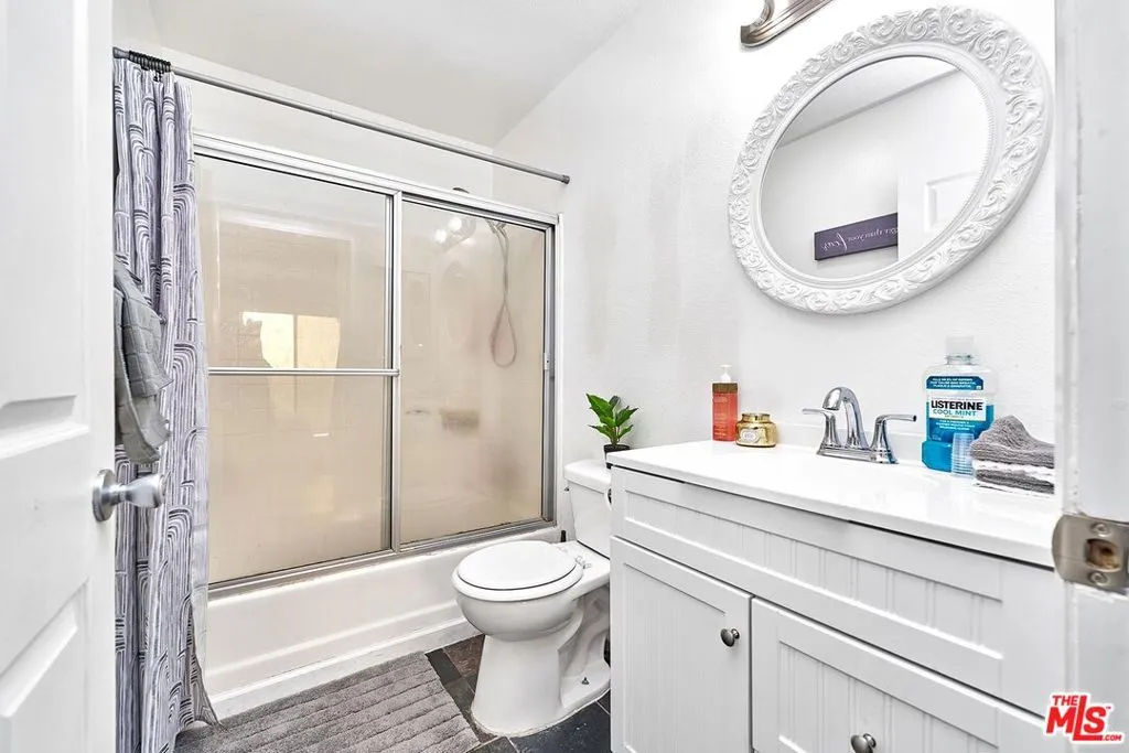 7045 Woodley Avenue 110, Van Nuys, California 91406 home-pic-20