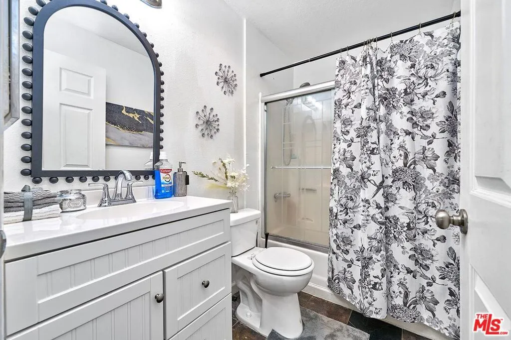 7045 Woodley Avenue 110, Van Nuys, California 91406 home-pic-17