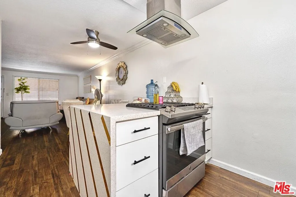 7045 Woodley Avenue 110, Van Nuys, California 91406 home-pic-8