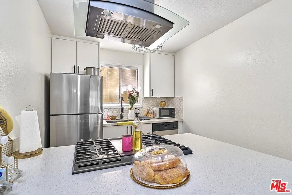 7045 Woodley Avenue 110, Van Nuys, California 91406 home-pic-10