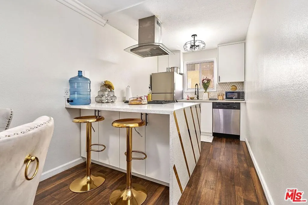 7045 Woodley Avenue 110, Van Nuys, California 91406 home-pic-6
