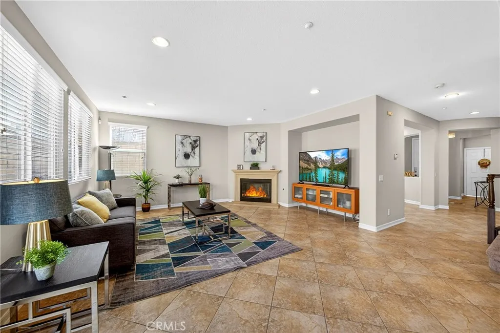 15670 Dobbs Peak Ln, Fontana, California 92336 home-pic-14