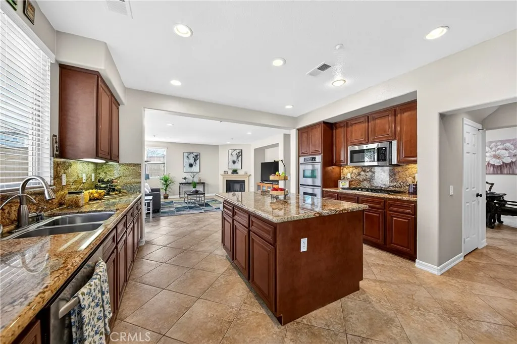15670 Dobbs Peak Ln, Fontana, California 92336 home-pic-19