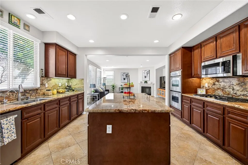 15670 Dobbs Peak Ln, Fontana, California 92336 home-pic-17