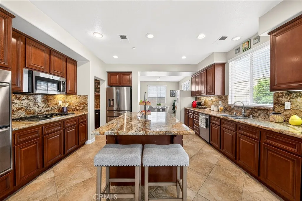 15670 Dobbs Peak Ln, Fontana, California 92336 home-pic-18