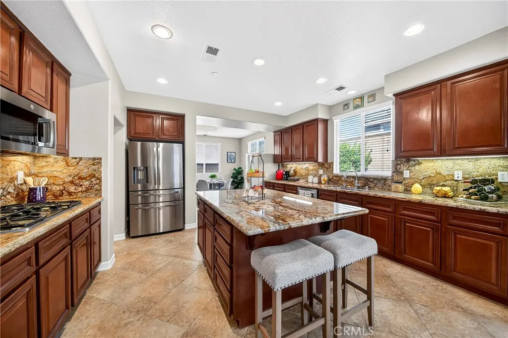 15670 Dobbs Peak Ln, Fontana, California 92336 home-pic-23