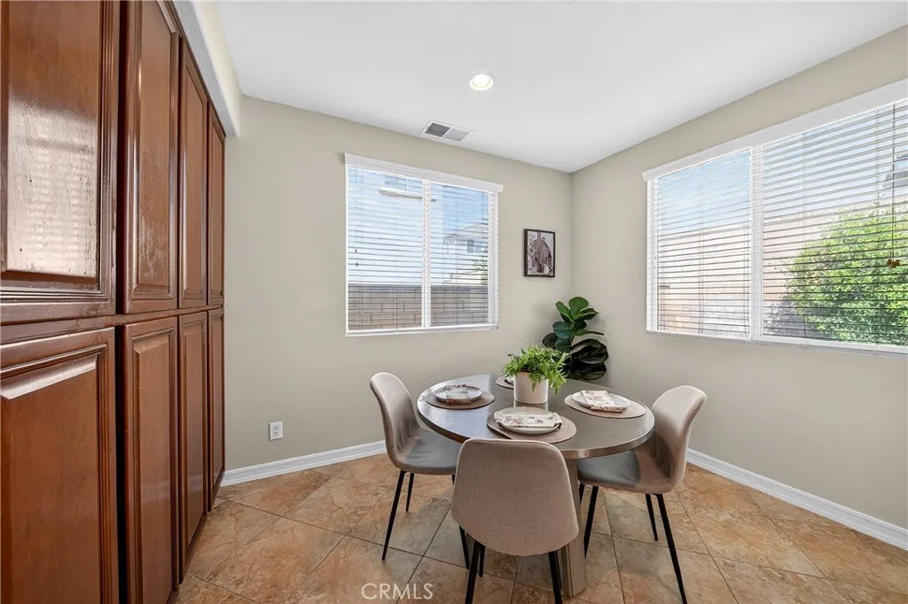 15670 Dobbs Peak Ln, Fontana, California 92336 home-pic-26