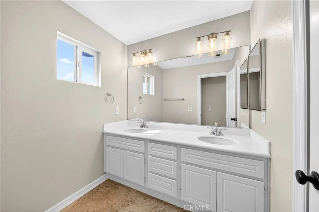 15670 Dobbs Peak Ln, Fontana, California 92336 home-pic-45