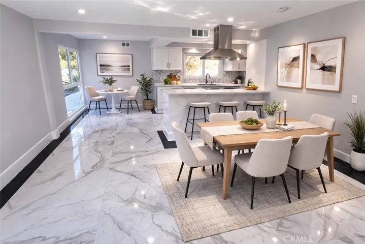 Kitchenette/Dining Area
