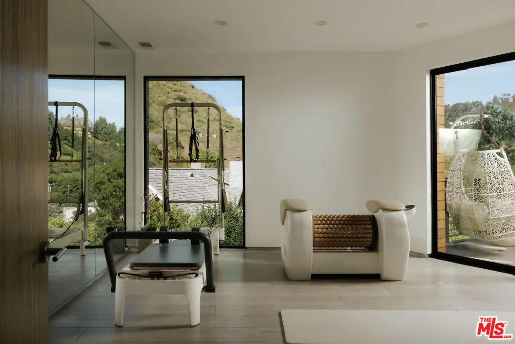 9852 San Circle, Beverly Hills, California 90210 home-pic-16