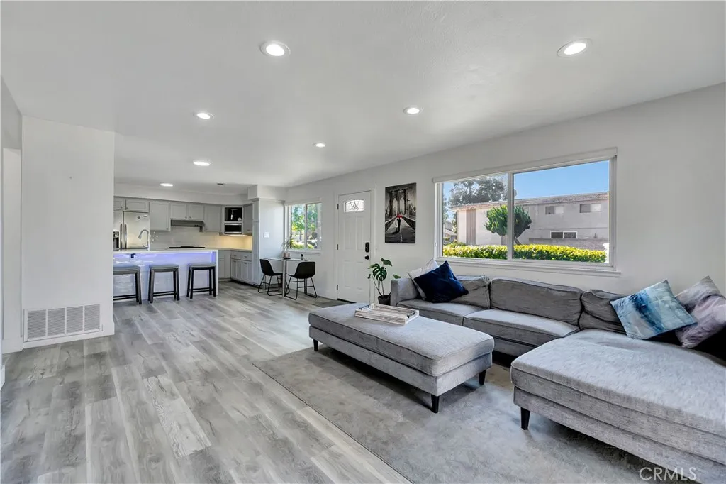 4612 Via Vista Circle 5, Huntington Beach, California 92649 home-pic-12