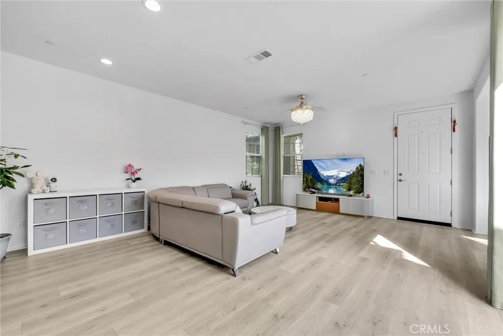 14964 Cavetto Lane, Fontana, California 92336 home-pic-5